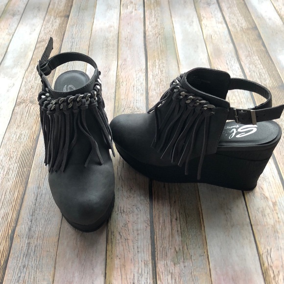 Women’s Sbicca Allegretto Gray Fringe Mule Bootie - Picture 1 of 8